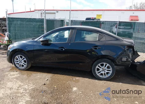 2018 Toyota Yaris Ia z USA, uszkodzony, nr VIN 3MYDLBYV5JY317110